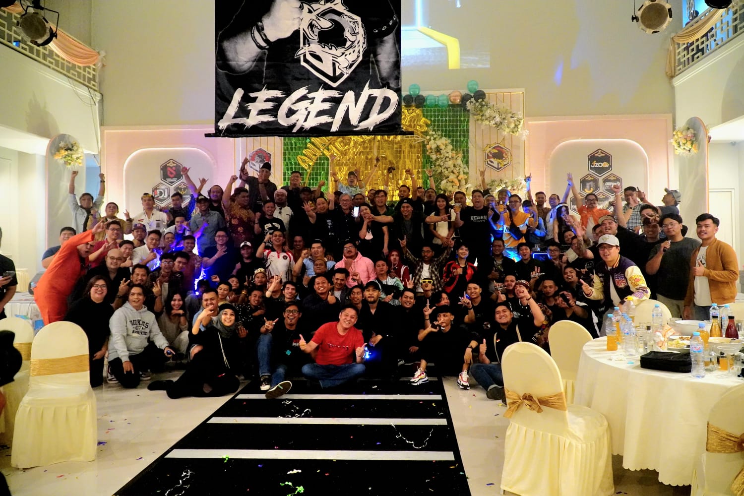 foto bersama keseruan anniversary hexohm surabaya